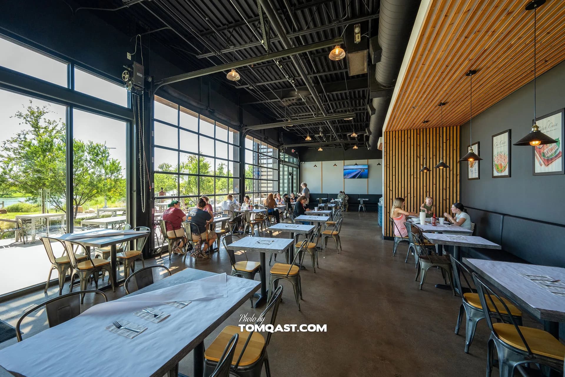 Phoenix Pho dining room interior